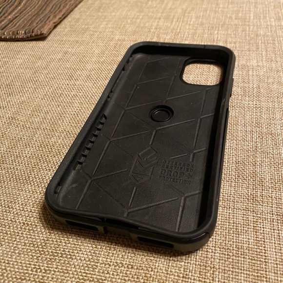 Otterbox Commuter in Black for iPhone 11 - Picture 4 of 5